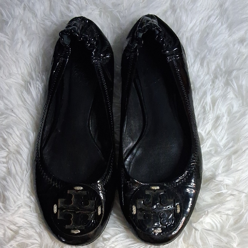 TORY BURCH BLACK REVA PATENT LEATHER LOGO BALLET FLATS BLACK